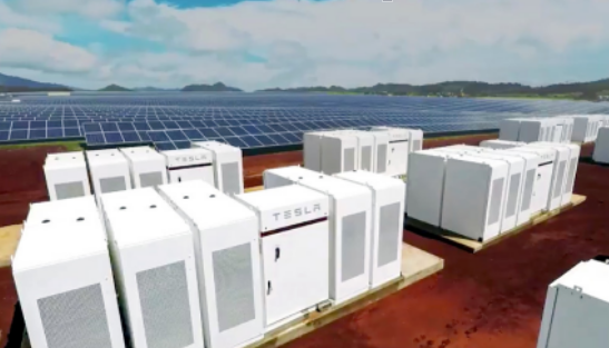 
	中國儲能網(wǎng)訊：美國國稅局日前公布了一封私人信函裁決，這是為了確定儲能裝置并入住宅光伏系統(tǒng)的成本是否符合美國太陽能投資稅收抵免(ITC)政策而進行的回應。


	該機構指出，信函所討論的儲能系統(tǒng)具有控制電池的軟件，可以控制電池在太陽能發(fā)電系統(tǒng)發(fā)電時充電，并且只能在太陽能電池陣列達到最大輸出時進行