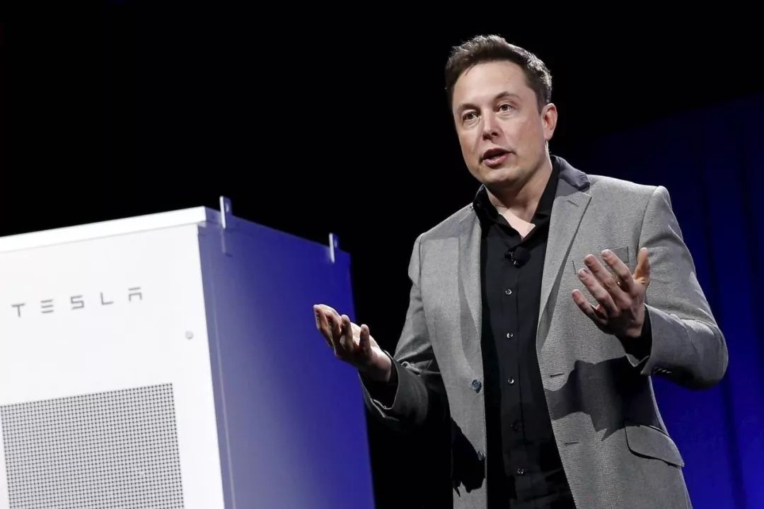 
	中國儲能網(wǎng)訊：各種消息顯示，新一代科技狂人埃隆?馬斯克旗下的特斯拉，在巨資收購了美國戶用光伏市場龍頭公司SolarCity一年多之后，卻正在失去美國戶用光伏龍頭地位。而與此同時，馬斯克在2015年高調(diào)推出的戶用儲能系統(tǒng)PowerWall，也正在經(jīng)受三家主要對手公司的強勁市場沖擊