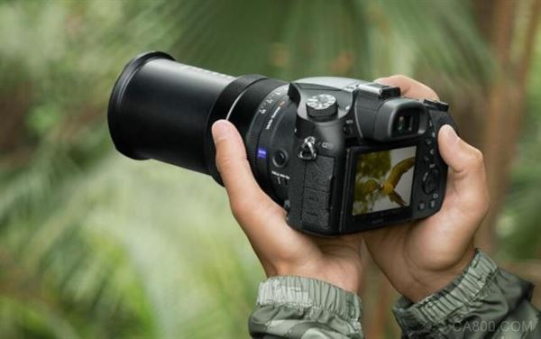 
                    
	 


	BI中文站 3月2日報道


	越來越多的人選擇用智能手機來代替笨重的數(shù)碼單反相機拍照。雖然智能手機的攝像頭技術還沒有達到專業(yè)相機的水平，但它一直在進步