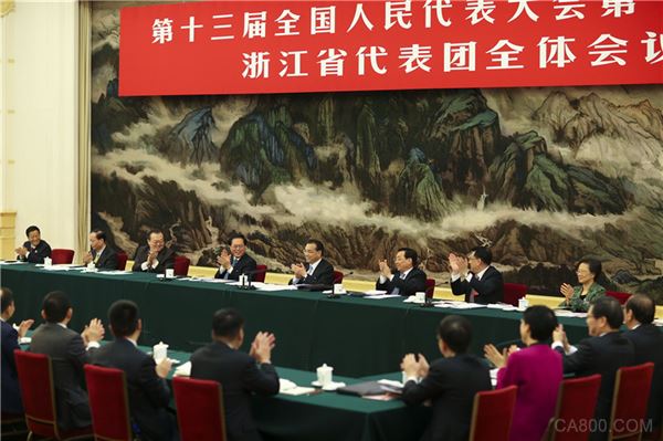 
                    
	李克強總理3月7日來到十三屆全國人大一次會議浙江代表團參加審議。一位旗艦級制造業(yè)企業(yè)代表介紹，通過“互聯(lián)網(wǎng)＋”，加快推動新舊動能轉(zhuǎn)換，企業(yè)實現(xiàn)了老基地技術改造和老產(chǎn)品轉(zhuǎn)型升級，使老樹煥發(fā)了新芽