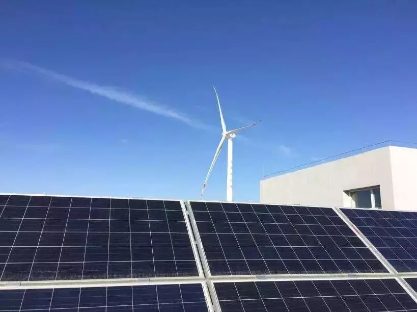 
	中國(guó)儲(chǔ)能網(wǎng)訊：2018年上半年，金風(fēng)科技要在北京亦莊建設(shè)一套智能微網(wǎng)系統(tǒng)，所發(fā)電量用于金風(fēng)科技辦公樓和生產(chǎn)車間。據(jù)了解，這套“智能微網(wǎng)”的電源系統(tǒng)包括一臺(tái)金風(fēng)科技2.5兆瓦直驅(qū)永磁風(fēng)力發(fā)電機(jī)組和500千瓦光伏及2臺(tái)65kW微型燃?xì)廨啓C(jī)