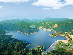 
	
		
			中國(guó)儲(chǔ)能網(wǎng)訊：2017年，對(duì)于我國(guó)儲(chǔ)能產(chǎn)業(yè)的發(fā)展來(lái)說(shuō)是一個(gè)轉(zhuǎn)折年：我國(guó)國(guó)儲(chǔ)能產(chǎn)業(yè)第一部指導(dǎo)性政策的出臺(tái)，助推儲(chǔ)能產(chǎn)業(yè)步入快車道，提出儲(chǔ)能發(fā)展十年目標(biāo)……而在這其中，抽水蓄能仍占主導(dǎo)地位。截至目前，中國(guó)抽水蓄能電站裝機(jī)容量已居世界第一，在運(yùn)規(guī)模2849萬(wàn)千瓦，在建規(guī)模達(dá)3871萬(wàn)千瓦，預(yù)計(jì)到2020年，運(yùn)行總?cè)萘繉⑦_(dá)4000萬(wàn)千瓦