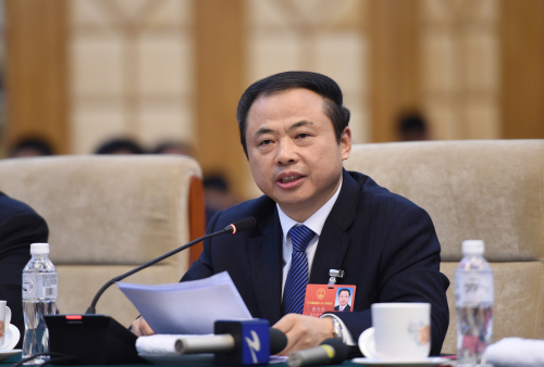 
	
白明琴 攝
“新時(shí)代新作為，為進(jìn)一步推進(jìn)生態(tài)文明建設(shè)，促進(jìn)高質(zhì)量、可持續(xù)發(fā)展，迫切需要統(tǒng)籌考慮生態(tài)文明建設(shè)與體制改革理念、原則、目標(biāo)和要求，制訂生態(tài)文明建設(shè)促進(jìn)法……”全國(guó)人大代表、天能集團(tuán)董事長(zhǎng)張?zhí)烊卧诮邮苡浾卟稍L時(shí)表示，要積極為推進(jìn)生態(tài)文明建設(shè)建言獻(xiàn)策，并就自身企業(yè)所屬行業(yè)，圍繞鉛蓄電池回收體系建設(shè)、鼓勵(lì)已達(dá)標(biāo)環(huán)保電池企業(yè)發(fā)展給出了具體建議。
記者：在您看來(lái)，電池企業(yè)應(yīng)該如何切實(shí)踐行生態(tài)文明建設(shè)?
張?zhí)烊危悍e極構(gòu)建全國(guó)廢舊鉛蓄電池規(guī)范化回收體系