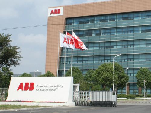 　　全球電力和自動化集團ABB宣布，將為牙買加提供微電網(wǎng)和存儲系統(tǒng)，幫助將可再生太陽能和風能整合到大型熱帶島嶼的電力供應(yīng)中，減少對化石燃料的需求并降低碳足跡。  (圖片來自網(wǎng)絡(luò)，侵刪) 　　ABB是微電網(wǎng)領(lǐng)域的先驅(qū)，因為它們的大小和功率非常適合島嶼等偏遠地區(qū)，以此來輕松連接到主電網(wǎng)