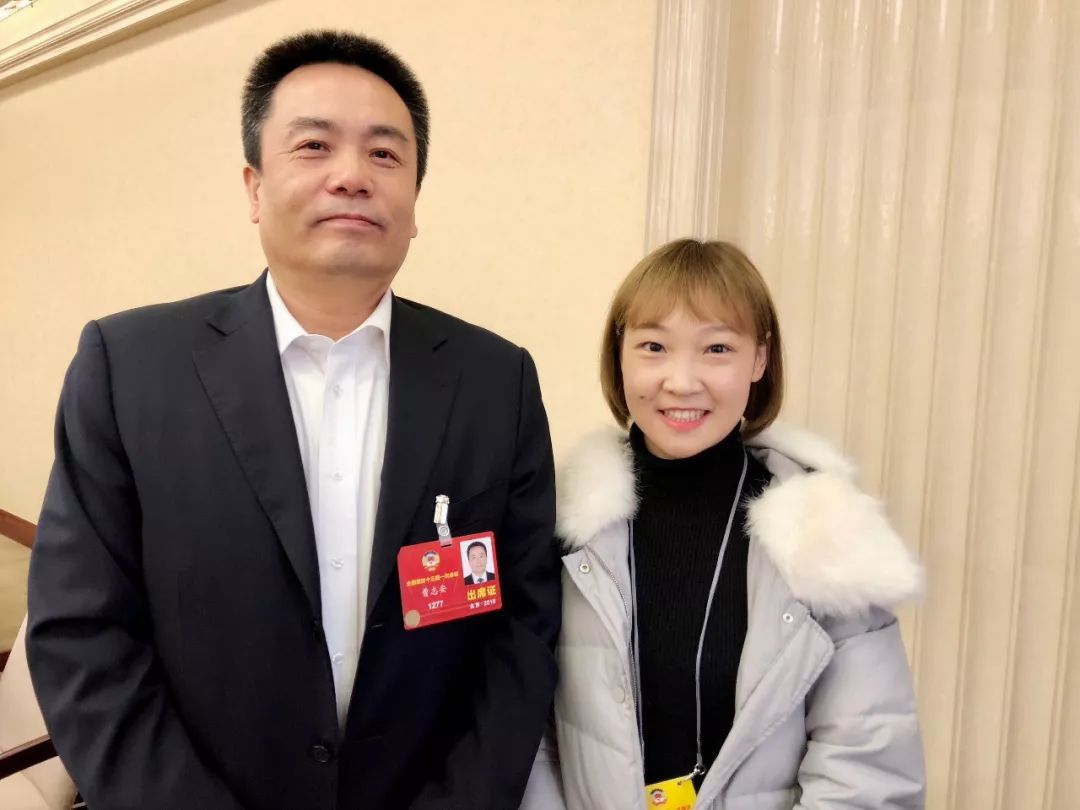 圖為曹志安接受《中國能源報》記者董欣采訪。 　　3月6日，在北京會議中心經(jīng)濟組會場，全國政協(xié)委員、南方電網(wǎng)公司總經(jīng)理曹志安接受了《中國能源報》記者采訪