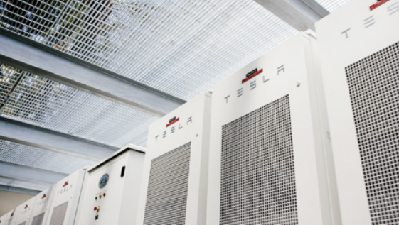 
	中國儲(chǔ)能網(wǎng)訊：日前，特斯拉公司正在就其子公司SolarCity公司與Salt River Project（SRP）公司的糾紛進(jìn)行談判，以解決SolarCity公司于2015年提起的訴訟問題，這兩家公司將在3月到美國最高法院進(jìn)行口頭辯論。


	根據(jù)說明，SRP公司將從特斯拉公司購買一個(gè)容量25兆瓦的公用事業(yè)規(guī)模電池系統(tǒng)（BESS），其價(jià)格不超過當(dāng)前市場價(jià)格