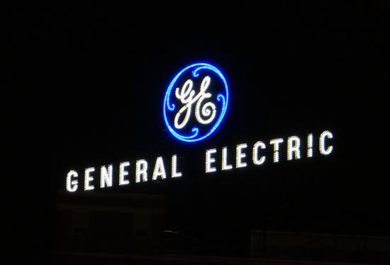 
                
	
                    
	13日，通用電氣公司（GE）在周一向監(jiān)管機構提交的一份報告中表示，由于2017財年業(yè)績欠佳，決定取消其高級管理人員的獎金，是公司126年歷史上首次，此舉為公司節(jié)省了數(shù)千萬美元。

	

	通用電氣在報告中表示：“薪酬委員會決定，通用電氣總部的高級領導人，包括前任和現(xiàn)任首席執(zhí)行官、首席財務官、副董事長、首席律顧問和人力資源總監(jiān)，將不會獲得獎金，這在通用電氣歷史上還是第一次