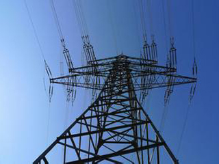 
                
	
                    
	媒體記者日前從山西省電力公司獲悉，為確保“兩會”期間向華北電網(wǎng)供電的樞紐變電站、重要輸電通道安全運行，以及機場、車站、高鐵、電視臺及高?？蛻艨煽抗╇?，該公司提早動手，統(tǒng)籌部署、精心組織，全面推進電力設備各項運維保障工作，切實確保電網(wǎng)安全穩(wěn)定運行。

	

	山西省電力公司建立省、市、縣三級運維供電保障體系，集中精力抓好各項運維措施
