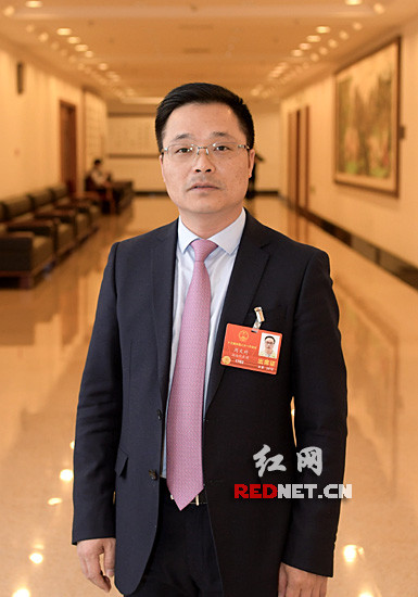 
	中國儲能網(wǎng)訊：“政府工作報告中，李克強總理號召我們要攜手行動，建設(shè)天藍(lán)、地綠、水清的美麗中國?！?月13日，正在北京參加全國兩會的全國人大代表、湖南三迅新能源科技有限公司董事長周文對告訴記者，積極響應(yīng)政府工作報告，推進(jìn)污染防治取得更大成效，他結(jié)合自身熟悉的工作領(lǐng)域，向大會提交了《關(guān)于支持湖南省新能源動力儲能電池產(chǎn)業(yè)發(fā)展的建議》