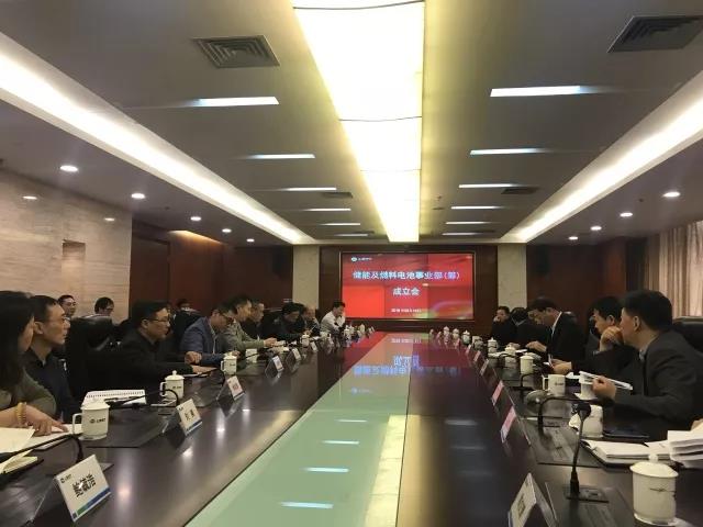 
	中國儲能網(wǎng)訊：3月14日，上海電氣電站集團(tuán)（以下簡稱”電站集團(tuán)“）宣布成立儲能及燃料電池事業(yè)部，旨在進(jìn)一步加快跨界發(fā)展，實現(xiàn)轉(zhuǎn)型升級。


	不得不說，電站集團(tuán)近一段時間以來，不斷加快轉(zhuǎn)型發(fā)展，先后成立了燃機(jī)事業(yè)部、綜合能源事業(yè)部，轉(zhuǎn)型升級從原有的產(chǎn)業(yè)延伸演變至跨界發(fā)展，不斷加快進(jìn)入新領(lǐng)域，開發(fā)新市場，加速推進(jìn)能源互聯(lián)網(wǎng)建設(shè)