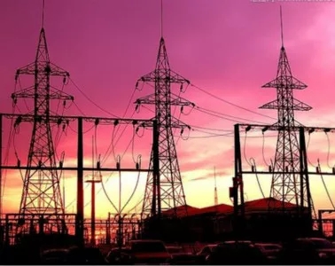 
	中國(guó)儲(chǔ)能網(wǎng)訊：經(jīng)過(guò)近三年的改革實(shí)踐，“管住中間、放開(kāi)兩頭”的電力體制改革構(gòu)架已經(jīng)逐步深入人心。越來(lái)越明顯，增量配電業(yè)務(wù)改革試點(diǎn)成為了此輪電改的“風(fēng)口”之一，越來(lái)越成為改革者們“管住中間”的重要“突破口”