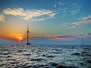 
                
	
                    
	日前，國家海洋局東海分局發(fā)文，原則同意嘉興1#海上風(fēng)電場海底電纜路由，同時要求鋪設(shè)施工前與有關(guān)利益相關(guān)者簽訂書面協(xié)調(diào)意見，與路由交越的其他海底電纜的所有者簽訂有關(guān)交越、施工的安全協(xié)議等。

	

	據(jù)悉，嘉興1#海上風(fēng)電場裝機(jī)容量為300MW，共安裝75臺單機(jī)容量為4MW的風(fēng)力發(fā)電機(jī)組，海底電纜長度共計155.2km，其中35kV海纜87.2km，220kV海纜68km，以及220kV海上升壓站，海底電纜在海堤附近通過沉箱