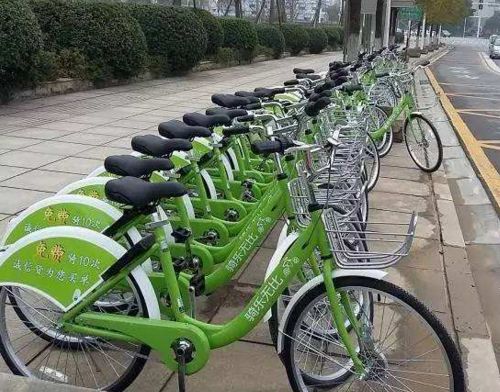 
                
	
                    
	被消費者詬病已久的共享單車退押金難問題遭到了今年央視315晚會的曝光。節(jié)目中有消費者表示：“酷騎單車押金退不了，相當(dāng)于公開搶劫！”

	

	央視記者稱，2017年開始，有很多共享單車的用戶發(fā)現(xiàn)存在共享單車?yán)锩娴难航鹜瞬怀鰜砹?，許多共享單車平臺客服聯(lián)系不到，甚至公司已經(jīng)人去樓空