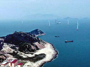 
                
	
                    
	3月13日，廣東省珠海市桂山海上風(fēng)電場(chǎng)示范項(xiàng)目110千伏三角島升壓站受電成功，標(biāo)志著由南網(wǎng)能源公司下屬風(fēng)電公司投建的廣東省首個(gè)海上風(fēng)電項(xiàng)目取得突破性進(jìn)展，為接下來的120兆瓦海上風(fēng)電場(chǎng)投運(yùn)以及東澳島、桂山島、大萬山島聯(lián)網(wǎng)供電奠定了堅(jiān)實(shí)基礎(chǔ)。

	

	珠海桂山海上風(fēng)電場(chǎng)示范項(xiàng)目是廣東省首個(gè)海上風(fēng)電項(xiàng)目，本期建設(shè)規(guī)模為120兆瓦