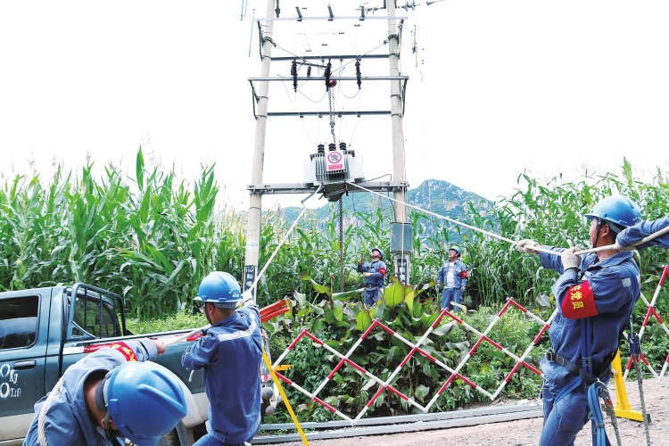 
　　宣威供電公司及時搶修速度加快、工作效率提高，讓群眾真正感受到了充足電力帶來的變化。 寧奇功 攝

　　過去的一年對于云南電網(wǎng)公司曲靖宣威供電公司來說是收獲的一年：售電量比2016年增長7.79%，達(dá)11.6億千瓦時；電費回收率100%，比2016年上升0.5個百分點；綜合線損率6.85%，比去年下降了1.22個百分點；第三方客戶滿意度81分，比2016年提升6分，完成了190個易地扶貧搬遷用電項目……

　　面對一組組變化的數(shù)據(jù)，滿意的不僅是領(lǐng)導(dǎo)和員工，也有從中受益的廣大