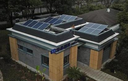 
                
	
                    
	近日，寧波市鄞州區(qū)首座光伏發(fā)電公廁投入使用。公廁外頂?shù)奶柲芄夥l(fā)電板，在日光充足的情況下，基本可滿足公廁內(nèi)用電，剩余電量輸送至國家電網(wǎng)