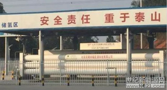 騙補(bǔ)事件讓人們開始反思強(qiáng)刺激政策是否真能帶來產(chǎn)業(yè)進(jìn)步和彎道超車？回顧中國風(fēng)電和光伏至今仍嚴(yán)重依賴補(bǔ)貼的現(xiàn)實(shí)，偏離了市場機(jī)制的政府規(guī)劃和粗放補(bǔ)貼，會誘發(fā)跑偏了的羊群效應(yīng)，消弱多元化的研發(fā)布局，錯失更好的技術(shù)路線。我們在混動技術(shù)上的落后就跟單一的“頂層規(guī)劃”有關(guān)