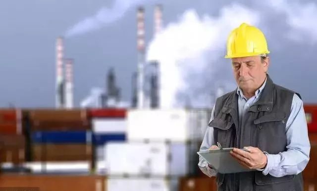 
                    
	從技術(shù)上而言，工業(yè)互聯(lián)網(wǎng)是通過(guò)對(duì)工業(yè)企業(yè)設(shè)備的數(shù)據(jù)的接入，通過(guò)工業(yè)互聯(lián)網(wǎng)平臺(tái)搭載的工業(yè)APP進(jìn)行數(shù)據(jù)歸納和分析，實(shí)現(xiàn)工業(yè)服務(wù)產(chǎn)業(yè)鏈的優(yōu)化和創(chuàng)新，進(jìn)而促進(jìn)實(shí)體經(jīng)濟(jì)振興、加快轉(zhuǎn)型升級(jí)。 


	 


	從商業(yè)上而言，工業(yè)互聯(lián)網(wǎng)首先面臨的問(wèn)題瓶頸是制造業(yè)用戶憑什么為工業(yè)互聯(lián)網(wǎng)買(mǎi)單？如何接入更多的設(shè)備？用什么樣的方式接入？ 


	制造企業(yè)憑什么為工業(yè)互聯(lián)網(wǎng)買(mǎi)單？ 


	不同于消費(fèi)領(lǐng)域需求，工業(yè)企業(yè)一開(kāi)始就需要明確工業(yè)解決方案為其帶來(lái)增值，言下之意，工業(yè)企業(yè)需要明