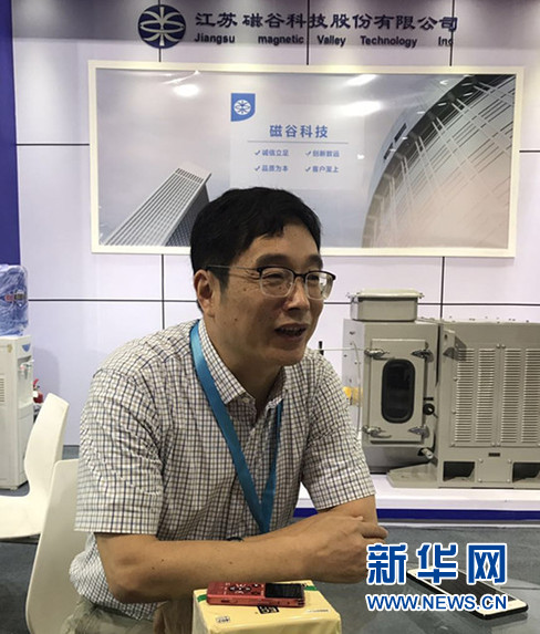 



　　新華網(wǎng)北京8月28日電（門妍）如今，倡導(dǎo)節(jié)能環(huán)保方式、培育綠色低碳發(fā)展意識(shí)是從國(guó)家層面到每個(gè)公眾形成的共識(shí)，企業(yè)如何實(shí)現(xiàn)低碳發(fā)展？怎樣通過(guò)技術(shù)創(chuàng)新參與推動(dòng)綠色低碳消費(fèi)與低碳環(huán)保的社會(huì)風(fēng)尚中來(lái)？國(guó)家級(jí)高新技術(shù)企業(yè)、首批國(guó)家級(jí)綠色工廠江蘇磁谷科技董事長(zhǎng)徐俊峰日前接受新華網(wǎng)記者專訪，暢談其節(jié)能低碳型永磁傳動(dòng)產(chǎn)品的前沿技術(shù)。


　　圖為江蘇磁谷科技董事長(zhǎng)徐俊峰接受新華網(wǎng)記者采訪
　　徐俊峰對(duì)記者介紹，江蘇磁谷科技于2015年2月在新三板掛牌，專業(yè)致力于節(jié)能低碳型永磁傳動(dòng)產(chǎn)品的研發(fā)，成功實(shí)現(xiàn)了企業(yè)的產(chǎn)
