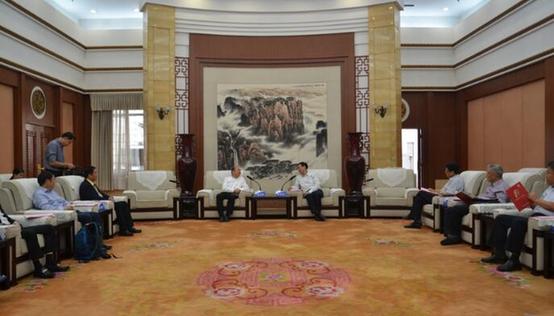 



　　日益嚴(yán)峻的縣市招商困境一再提示，作為地方經(jīng)濟(jì)發(fā)展的主要抓手，招商引資模式亟待革新。革新傳統(tǒng)招商模式，走進(jìn)精準(zhǔn)招商新時代，還需要和經(jīng)濟(jì)轉(zhuǎn)型升級、供給側(cè)改革緊密結(jié)合