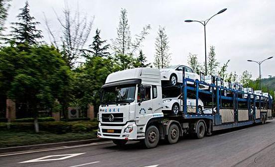 
	2017年我國(guó)汽車(chē)物流達(dá)8000億


	汽車(chē)物流是指汽車(chē)供應(yīng)鏈上原材料、零部件、整車(chē)以及售后配件在各個(gè)環(huán)節(jié)之間的實(shí)體流動(dòng)過(guò)程，廢舊汽車(chē)的回收環(huán)節(jié)同樣包括在內(nèi)。


	 


	從汽車(chē)物流角度分析，汽車(chē)產(chǎn)業(yè)是關(guān)系中國(guó)經(jīng)濟(jì)安全的支柱產(chǎn)業(yè)，中國(guó)汽車(chē)市場(chǎng)將成為世界汽車(chē)市場(chǎng)的一部分，汽車(chē)產(chǎn)業(yè)將直接而對(duì)國(guó)際競(jìng)爭(zhēng)