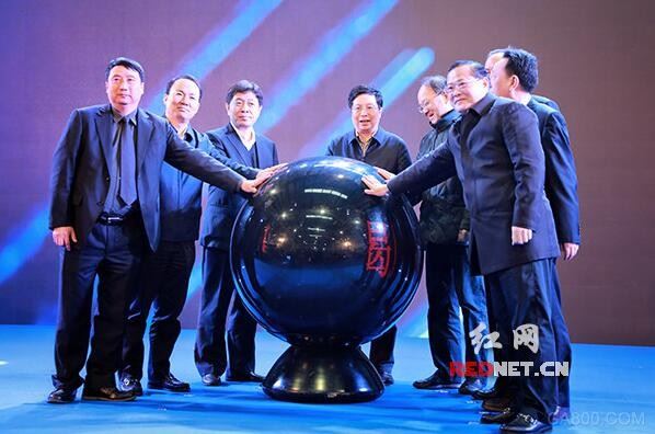 
	 


	湖南省委常委、長(zhǎng)沙市委書(shū)記胡衡華（左四）為湖南中南智能裝備有限公司揭牌。


	 


	包括工業(yè)4.0（中南智能）創(chuàng)新中心在內(nèi)的8個(gè)項(xiàng)目現(xiàn)場(chǎng)簽約