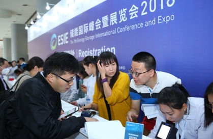
			              4月2日上午，第七屆“儲能國際峰會暨展覽會2018”在國家會議中心·北京隆重開展，本屆展覽會由中國能源研究會、中關(guān)村管委會、中關(guān)村海淀園管委會支持，由中關(guān)村儲能產(chǎn)業(yè)技術(shù)聯(lián)盟聯(lián)合國網(wǎng)電動汽車服務(wù)公司、中國科學(xué)院工程熱物理所共同主辦。展會第一天現(xiàn)場人氣爆棚，吸引了眾多來自全國各地和海外的專業(yè)觀眾到場參觀