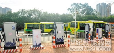 打好污染防治攻堅(jiān)戰(zhàn)

2017年廣州PM2.5年均濃度首次“摸桿”達(dá)標(biāo)，“廣州藍(lán)”已經(jīng)成為靚麗的城市新名片。未來(lái)廣州如何進(jìn)一步改善空氣質(zhì)量，確?？諝赓|(zhì)量全面、穩(wěn)定達(dá)標(biāo)，打贏藍(lán)天保衛(wèi)戰(zhàn)？昨日，市環(huán)保局局長(zhǎng)楊柳接受廣州日?qǐng)?bào)記者采訪時(shí)透露，廣州將加快推進(jìn)公交車(chē)電動(dòng)化替代，力爭(zhēng)提速至今年9月底前實(shí)現(xiàn)1萬(wàn)輛純電動(dòng)公交車(chē)上路行駛；今年4月底前，對(duì)所有在建工地?fù)P塵治理情況進(jìn)行拉網(wǎng)式檢查；年內(nèi)完成全市所有燃煤機(jī)組和自備電站鍋爐“超低排放”改造