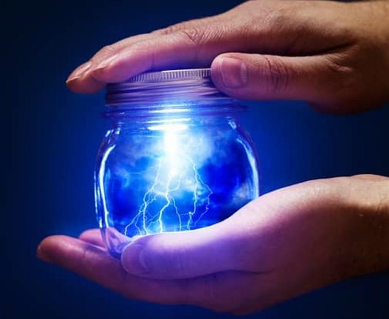 
	中國儲能網(wǎng)訊：根據(jù)全球知名的質(zhì)量保證和風(fēng)險管理機構(gòu)DNV GL公司日前發(fā)布的可行性研究報告，小規(guī)模并網(wǎng)儲能解決方案（或稱之為社區(qū)電池儲能方案）將擁有可行的商業(yè)案例，并支持分布式能源發(fā)電的持續(xù)增長。


	


	DNV GL公司表示，這個調(diào)查結(jié)果基于包括儲能供應(yīng)商Alfen公司和分布式服務(wù)和聚合商Peeeks公司在內(nèi)的全行業(yè)聯(lián)盟開展的工作