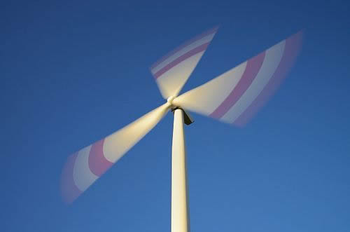                                         
	

	　　在日前的一次風(fēng)電招投標(biāo)中，單位千瓦陸上風(fēng)電機(jī)組報(bào)價(jià)已非常接近3000元，而去年單位千瓦陸上風(fēng)電機(jī)組的最低報(bào)價(jià)為3300元。不到一年時(shí)間，降幅如此之大，讓業(yè)內(nèi)感到市場行情的寒涼