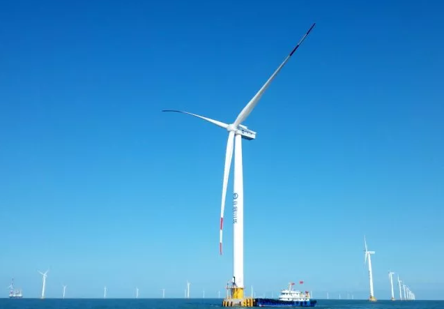                        2018年第一季度，三峽新能源各單位認(rèn)真貫徹落實(shí)習(xí)近平新時(shí)代中國特色社會(huì)主義思想，認(rèn)真踐行新時(shí)代三峽精神，嚴(yán)抓細(xì)管、精益求精，江蘇響水風(fēng)電場刷新單日發(fā)電量歷史記錄！  3月20日，響水公司近海風(fēng)電場、陸上風(fēng)電場和試驗(yàn)風(fēng)機(jī)單日發(fā)電量突破980萬千瓦時(shí)，刷新了該公司單日發(fā)電量新歷史記錄。江蘇響水風(fēng)電場總裝機(jī)規(guī)模41.55萬千瓦，其中響水近海風(fēng)電場當(dāng)日發(fā)電量485.72萬千瓦時(shí)，更是打破了2017年10月4日創(chuàng)造的471.43萬千瓦時(shí)的單日最高紀(jì)