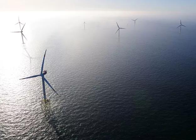  　　4月6日，位于德國北海的60MW Alpha Ventus海上風(fēng)電場發(fā)生事故，其中1臺Adwen M5000機(jī)組的機(jī)艙后部殼體斷裂并掉入大海。


 
　　風(fēng)電場的運(yùn)營商表示，這次事故中沒有人員受傷，也沒有對海洋環(huán)境構(gòu)成威脅