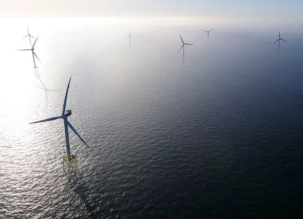 　　雖然近年來風(fēng)機(jī)的制造技術(shù)在不斷提升，但由于種種原因還是會有事故偶爾發(fā)生，下面小編就帶您來看一下2018年以來的幾起比較有影響的風(fēng)電事故，希望今后我們可以找出原因避免這些事故的再次發(fā)生。
 
Alpha Ventus風(fēng)電場機(jī)組機(jī)艙后殼墜海
 
　　4月6日，位于德國北海的60MW Alpha Ventus海上風(fēng)電場發(fā)生事故，其中1臺Adwen M5000機(jī)組的機(jī)艙后部殼體斷裂并掉入大海