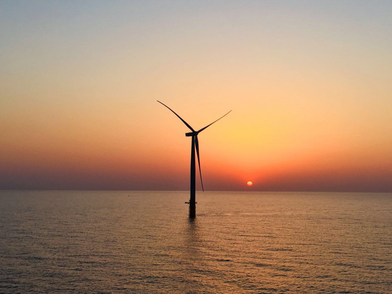 　　2018年4月2日，隨著直徑130m的風(fēng)輪緩緩轉(zhuǎn)動，上海電氣國家電投江蘇濱海北區(qū)H2#400MW海上風(fēng)電場項(xiàng)目首臺風(fēng)力發(fā)電機(jī)組72#成功并網(wǎng)。

　　
　　國家電投江蘇濱海北區(qū)H2#400MW海上風(fēng)電場項(xiàng)目是在建的亞洲最大的海上風(fēng)電場，位于濱海北部的中山河口至濱海港之間的海域