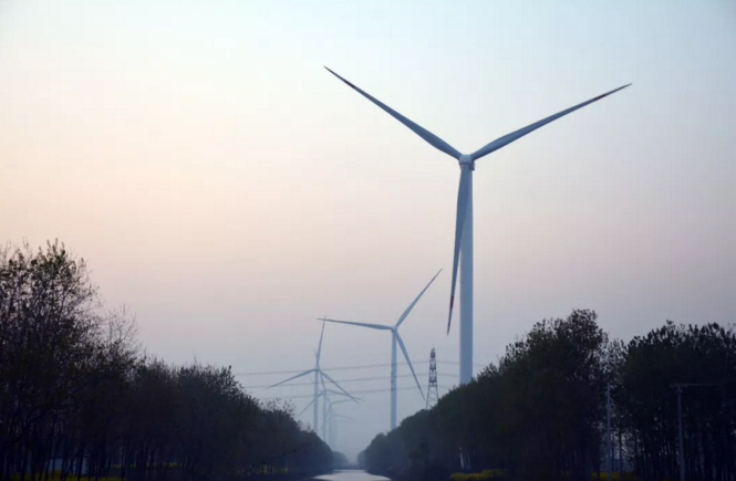                        在江蘇，大豐大中風(fēng)電場，實(shí)現(xiàn)了全省年均等效滿發(fā)小時數(shù)與機(jī)組利用率第一名。  根據(jù)江蘇省地方統(tǒng)計(jì)，在2017年，大豐大中風(fēng)電場年均等效滿發(fā)小時數(shù)為2590h，機(jī)組可利用率為99.92%，這兩項(xiàng)指標(biāo)均位列江蘇省第一名，并且提前一個月完成客戶全年發(fā)電計(jì)劃