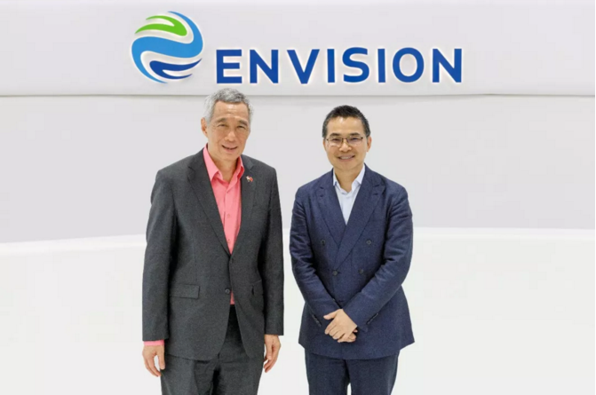                        4月11日，新加坡總理李顯龍攜領(lǐng)導(dǎo)智慧國事務(wù)署的外交部長維文、國家發(fā)展部部長黃循財(cái)、駐華大使羅家良等一行來訪遠(yuǎn)景，深入溝通智能物聯(lián)網(wǎng)助推“智慧國度”戰(zhàn)略。遠(yuǎn)景也成為本次李顯龍到訪上海唯一參觀并深入交流的科技公司