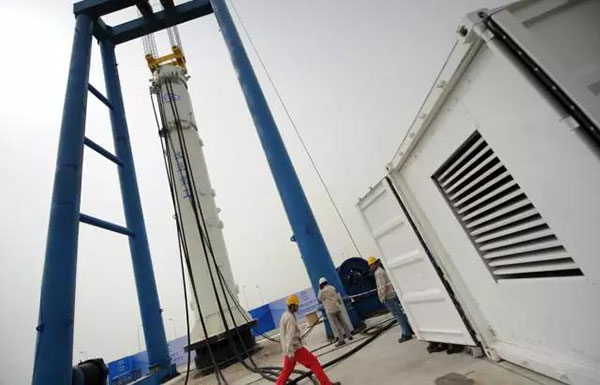 　　4月10日，國內(nèi)首臺超大型1900千焦雙作用式全液壓海上打樁錘，在太重天津?yàn)I海重裝基地成功完成了打樁試驗(yàn)。該試驗(yàn)的成功，標(biāo)志著太重集團(tuán)填補(bǔ)了我國在超大型液壓打樁錘技術(shù)領(lǐng)域的空白，打破了國外同類產(chǎn)品長期壟斷的局面，對進(jìn)一步提高我國海洋工業(yè)裝備能力、提高我國海洋資源的開發(fā)能力具有里程碑式的意義