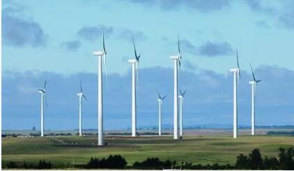 　　提起這個(gè)歐洲國家，估計(jì)大部分國人的印象停留在，她是二戰(zhàn)時(shí)期被蹂躪和欺辱的對(duì)象，她孕育了偉大的科學(xué)家居里夫人和偉大的音樂家肖邦。小編有幸游歷過這個(gè)國家，還包括長滿罌粟花的陸上風(fēng)場(chǎng)，她就是——波蘭