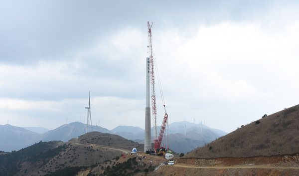                        2018年4月3日上午11時(shí)，運(yùn)達(dá)風(fēng)電120米輪轂高度鋼混塔架首臺(tái)機(jī)組（WD115-2000 HH120）在江西九江成功吊裝。這標(biāo)志著運(yùn)達(dá)風(fēng)電已完全掌握低風(fēng)速地區(qū)的高塔技術(shù)，并將站在一個(gè)新的高度繼續(xù)前行