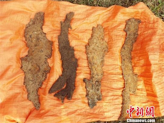 
			              中國葛洲壩集團電力公司17日透露，該公司承建的老撾南屯1水電項目c標段輸電線路項目在近日順利完成154千米500千伏主線路的通道清雷工作，為后續(xù)全線開工起到重要作用。

清理出來的炸彈劉杰攝
據(jù)了解，清雷工作始于今年1月23日，共清理現(xiàn)場面積1078萬平方米，施工范圍內(nèi)共發(fā)現(xiàn)14枚未爆彈藥，500多塊彈藥碎片