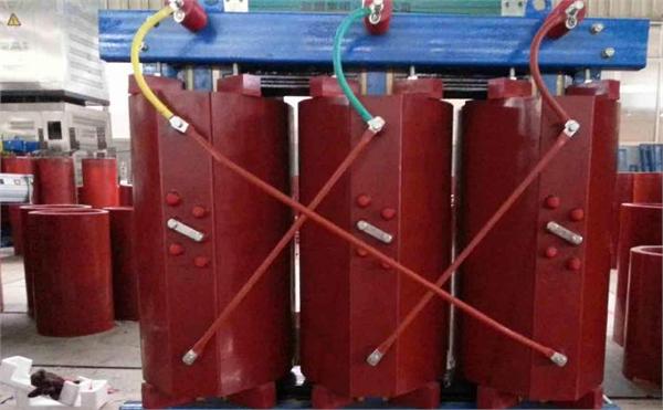 
	干式變壓器分類明確，應(yīng)用領(lǐng)域明晰


	


	 


	


	干式變壓器指鐵芯和繞組不浸漬在絕緣油中的變壓器，其通過空氣對流等實現(xiàn)冷卻，具有難燃、阻燃、防火、防爆且環(huán)保等特點，使用安全可靠、安裝維護簡單方便，可以深入負荷中心，廣泛應(yīng)用于高層建筑、地鐵、火車站、機場、醫(yī)院、石油化工企業(yè)及礦井內(nèi)部等場合。


	


	根據(jù)其結(jié)構(gòu)的不同，干式變壓器可以分為開啟式、封閉式和澆注式