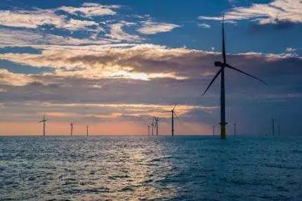  　　2017年，歐洲海上風(fēng)電新增并網(wǎng)裝機容量3148MW，超過了上一年水平的2倍，累計裝機達(dá)到15780MW。包括實現(xiàn)部分并網(wǎng)的項目在內(nèi)，歐洲目前共建造了92 座海上風(fēng)電場，分布在11個國家，有4149臺海上風(fēng)電機組并入電網(wǎng)