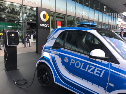 
	中國儲(chǔ)能網(wǎng)訊：編者按：在汽車行業(yè)變革洶涌來襲之時(shí)，汽車制造大國相繼出臺(tái)了重視和推動(dòng)新能源汽車普及的政策：德國打出組合拳多維度促進(jìn)新能源汽車產(chǎn)業(yè)發(fā)展，德國車企更是紛紛制定了電動(dòng)化時(shí)間表；美國加利福尼亞州規(guī)定，電動(dòng)汽車的銷售量必須在新車銷售量中占到一定比例；日本強(qiáng)調(diào)突破技術(shù)瓶頸，從單極走向多極；韓國則用“世界最高水準(zhǔn)的補(bǔ)貼”來激勵(lì)新能源汽車的推廣；歐盟多國更是宣布全面禁售燃油車。


	德、日、美、韓等全球主要的汽車制造強(qiáng)國是如何推動(dòng)新能源汽車產(chǎn)業(yè)發(fā)展的？各國新能源汽車的生產(chǎn)和研發(fā)目前又處在什么階段？針對(duì)