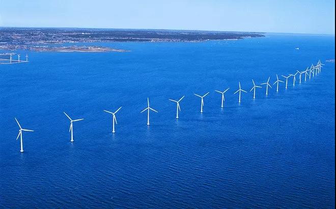  　　日前，廣東省政府在中山市召開(kāi)的廣東省推進(jìn)海上風(fēng)電建設(shè)工作現(xiàn)場(chǎng)會(huì)披露，《廣東省海上風(fēng)電發(fā)展規(guī)劃（2017—2030年）（修編）》已獲得國(guó)家能源局正式批復(fù)同意。


 
　　按照該《規(guī)劃》，到2020年底，廣東省將開(kāi)工建設(shè)海上風(fēng)電1200萬(wàn)千瓦以上，其中建成投產(chǎn)200萬(wàn)千瓦以上；到2030年底前建成海上風(fēng)電約3000萬(wàn)千瓦