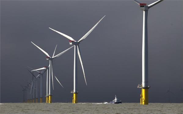 　　在一個(gè)多世紀(jì)以來(lái)，煤炭一直是世界上最大的經(jīng)濟(jì)能源，但它的地位正逐漸被可再生能源所替代。

　　
　　圖：一艘船在倫敦附近的風(fēng)力渦輪機(jī)之間經(jīng)過(guò)