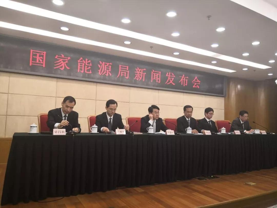 
	中國儲能網(wǎng)訊：4月24日上午，國家能源局舉行新聞發(fā)布會，對外發(fā)布2018年第一季度能源形勢、2018年第一季度可再生能源并網(wǎng)運行情況、《光伏扶貧電站管理辦法》、《增量配電業(yè)務(wù)區(qū)域劃分實施辦法（試行）》解讀、以及截止到2017年底全國公告煤礦產(chǎn)能情況等內(nèi)容。


	 


	記者注意到，2018年第一季度棄水、棄風(fēng)、棄光率進(jìn)一步下降，風(fēng)電中東部和南部新增裝機(jī)占比超過50%，紅色預(yù)警的吉林和橙色的黑龍江棄風(fēng)棄風(fēng)率分別下降35.5個百分點、27.8個百分點，形勢好轉(zhuǎn)