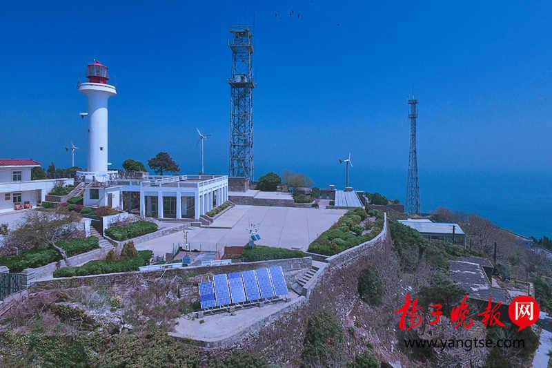 
	中國(guó)儲(chǔ)能網(wǎng)訊：為支撐能源結(jié)構(gòu)清潔化轉(zhuǎn)型和能源消費(fèi)革命，國(guó)家重點(diǎn)研發(fā)計(jì)劃啟動(dòng)實(shí)施“智能電網(wǎng)技術(shù)與裝備”重點(diǎn)專項(xiàng)，為提升分布式能源的充分消納和利用效率，設(shè)置了多能源互補(bǔ)的分布式供能與微網(wǎng)技術(shù)方向。作為該項(xiàng)技術(shù)的重要實(shí)踐，2016年年初，國(guó)網(wǎng)江蘇電力與連云港邊防支隊(duì)通力合作，在連云港的車牛山島規(guī)劃建設(shè)了“交直流混合”的海島智能微電網(wǎng)，2017年12月投入試運(yùn)行，并于2018年4月25日通過(guò)驗(yàn)收正式投運(yùn)