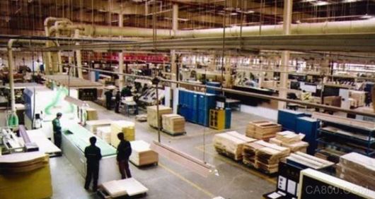 
	隨著一系列家具展的結(jié)束，我們看到了家具業(yè)許多知名的家具品牌推出了許多新品，滿足了消費(fèi)者的需求同時(shí)，也讓自身的銷售額得到提升。


	


	但在這些家具企業(yè)成功的背后，卻暗藏了家具制造業(yè)將面臨的重重危機(jī)，邊緣化問題、勞動力不足，以及環(huán)保問題都是家具企業(yè)必須要邁過的鬼門關(guān)