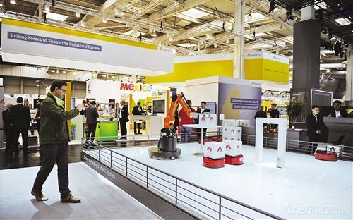 
	原標(biāo)題：聚焦人工智能和數(shù)字化 漢諾威工業(yè)展描繪未來制造業(yè)


	


	


	 


	圖為華為公司在漢諾威工業(yè)展上演示最新產(chǎn)品。記者 謝 飛攝


	


	  一年一度的漢諾威工業(yè)展近日在德國漢諾威舉行