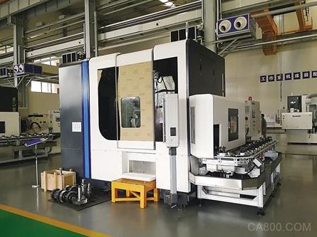 
	 


	重機(jī)磨齒機(jī) 重慶機(jī)床集團(tuán)供圖


	


	日前，重慶市高端制造裝備技術(shù)創(chuàng)新戰(zhàn)略聯(lián)盟在重慶大學(xué)揭牌成立，將通過整合行業(yè)科技資源、融通技術(shù)研發(fā)，加快研究成果的共享與轉(zhuǎn)化，推動高端制造裝備產(chǎn)業(yè)整體升級。


	


	高端裝備制造業(yè)不僅是重慶市的傳統(tǒng)優(yōu)勢產(chǎn)業(yè)，而且也是整個大工業(yè)范疇的支撐產(chǎn)業(yè)，它的技術(shù)水平和創(chuàng)新能力直接決定了其他相關(guān)產(chǎn)業(yè)的發(fā)展基礎(chǔ)